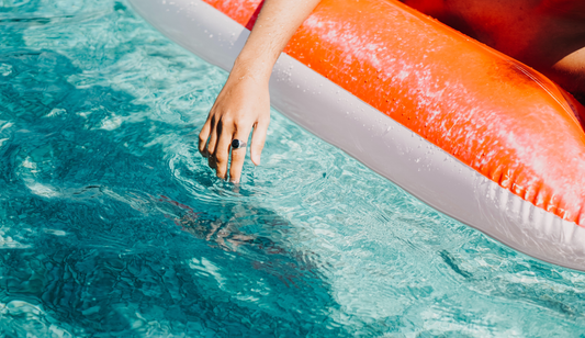 Les activités de plage et de piscine amusantes pour les enfants avec le maillot de bain adéquates
